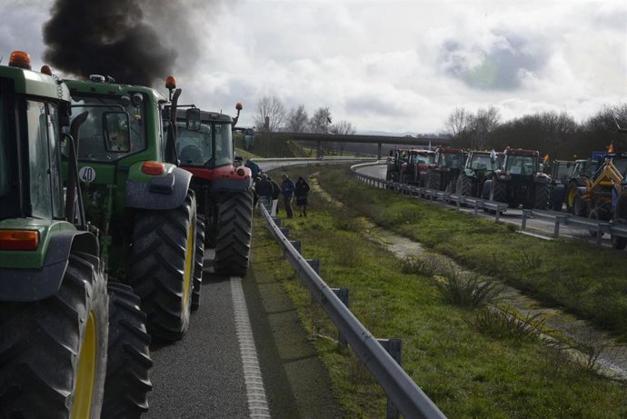 Agricultores y ganaderos cortan la A-52 con tractores y rollos de paja, a 10 de enero de 2026, en Xinzo de Limia, Orense, Galicia (España). El corte, que afecta a los dos carriles de circulación de la autovía durante varios kilómetros, es una protesta de 