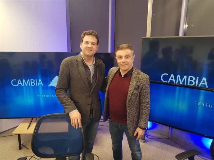 El alcalde de Las Rozas José de la Hoz, con el director de Canal 33 TV, Enrique Riobóo