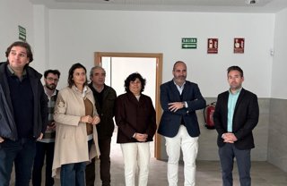 El responsable de Asistencia a Municipios de la Diputación de Cádiz, Antonio Aragón, en una visita al centro de salud de La Dehesilla en Sanlúcar de Barrameda, junto a la alcaldesa de este municipio, Carmen Álvarez.