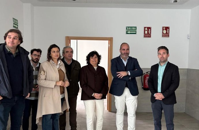 El responsable de Asistencia a Municipios de la Diputación de Cádiz, Antonio Aragón, en una visita al centro de salud de La Dehesilla en Sanlúcar de Barrameda, junto a la alcaldesa de este municipio, Carmen Álvarez.