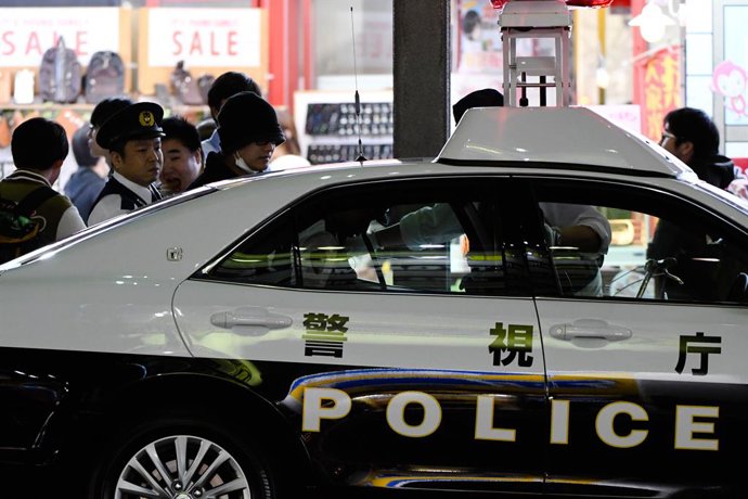 Archivo - Arquivo - 11 de novembro de 2018 - Akihabara, Tóquio, Japão - Tóquio, Japão - Um homem suspeito em Akihabara foi levado para um veículo do Departamento de Polícia de Tóquio após ter sido detido e imobilizado no chão por funcionários de uma empre