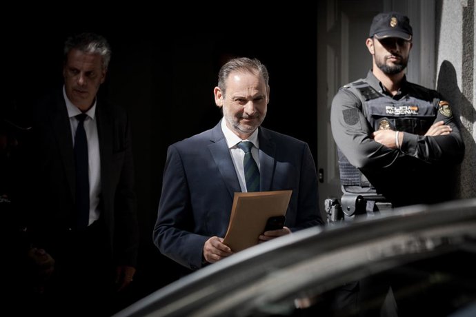 Archivo - Arxiu - L'exministre de Transports José Luis Ábalos a la seua eixida del Tribunal Suprem, a 15 d'octubre del 2025, a Madrid (Espanya). 