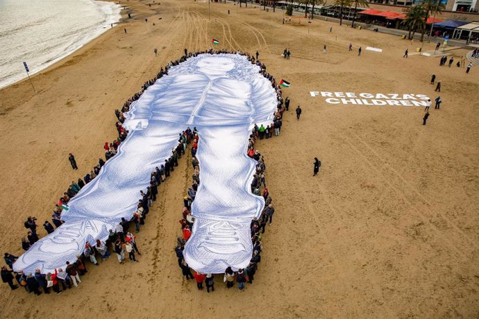 Despliegue de una lona de 1.000m2 con el retrato de la niña fallecida en Gaza, a 29 de enero de 2026, en Barcelona, Cataluña (España). Hind Rajab fue una niña palestina asesinada por Israel durante el genocidio en Gaza en enero de 2024.