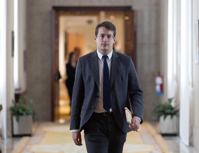 Archivo - El diputado de Sumar Jorge Pueyo a su llegada a una reunión de la Junta de Portavoces, a 5 de diciembre de 2023, en Madrid (España).