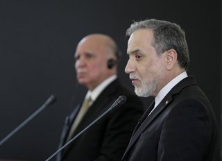 El ministro de Exteriores iraní, Abbas Aragchi, en un encuentro con su homólogo iraquí en Teherán.