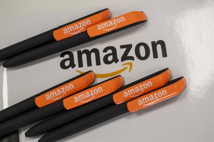 Archivo - Logotipo de Amazon en boligrafos