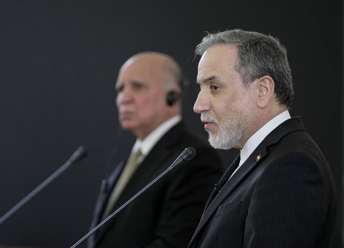 18 de janeiro de 2026, Teerã, Irã: O ministro das Relações Exteriores iraniano, ABBAS ARAGHCHI (à direita), se reúne com o ministro das Relações Exteriores iraquiano, FUAD HUSSEIN, em Teerã.