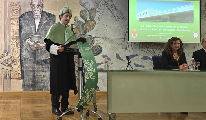 Manuel  García Gómez durante su discurso de ingreso en la Academia de Ciencias Veterinarias de Castilla y León.