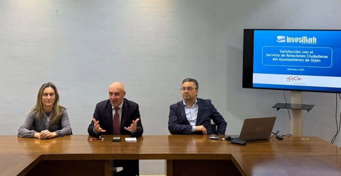 El concejal de Atención a la Ciudadanía y Distritos, Abel Junquera (centro), durante la presentación del avance de los resultados de la encuesta de satisfacción encargada por el Servicio de Relaciones Ciudadanas del Ayuntamiento de Gijón.
