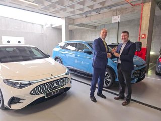 Cesión de dos vehículos eléctricos a la UJA