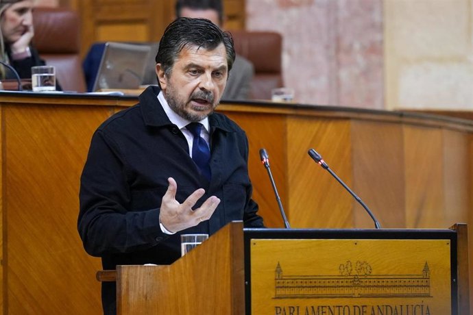 El portavoz del Grupo Popular, Toni Martín, este jueves durante su intervención en el Pleno extraordinario del Parlamento, que ha abordado el accidente ferroviario de Adamuz (Córdoba).