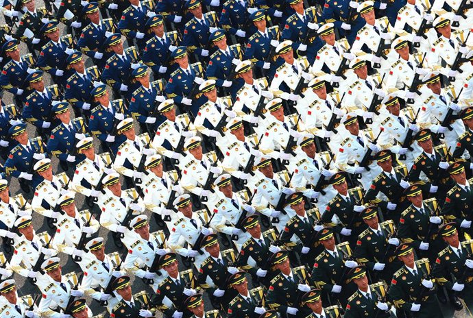 PEQUIM, 4 de janeiro de 2026 — A formação da Guarda de Honra do Exército Popular de Libertação da China (PLA) participa de um desfile militar em Pequim, capital da China, em 3 de setembro de 2025. Em 3 de setembro, a China realizou uma grande reunião para