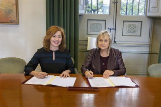 La presidenta del Congreso Francina Armengol y la del IEC Teresa Cabré