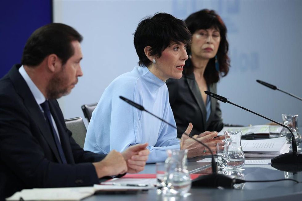 (I-D) El ministro de Transportes y Movilidad Sostenible, Óscar Puente; la ministra de Inclusión Seguridad Social y Migracioneas y portavoz del Gobierno, Elma Saiz; y la ministra de Igualdad, Ana Redondo; durante la rueda posterior al Consejo de Ministros