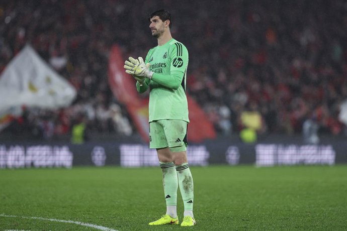 Thibaut Courtois, do Real Madrid CF, cumprimenta os torcedores durante a partida da fase de grupos da Liga dos Campeões da UEFA 2025/26 entre o SL Benfica e o Real Madrid C.F. no Estádio do Sport Lisboa e Benfica, em 28 de janeiro de 2026, em Lisboa, Port