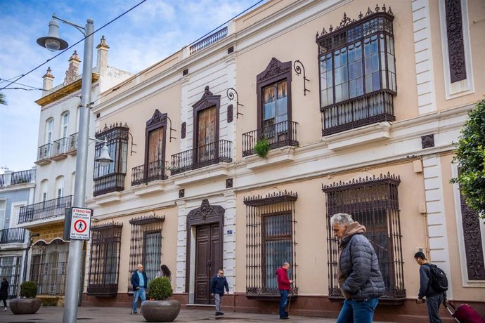 Fachada de la Casa Lazaga en la calle Real de San Fernando (Cádiz)
