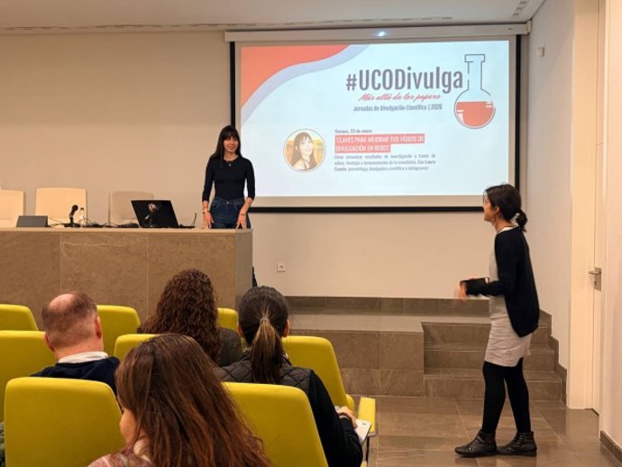 Laura Camón en su sesión de UCODivulga.