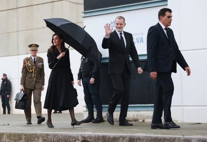 Los reyes de España, Felipe VI y Letizia, llegan al Palacio de Deportes Carolina Marín para asistir a la misa funeral por las vítimas de Adamuz (Córdoba).