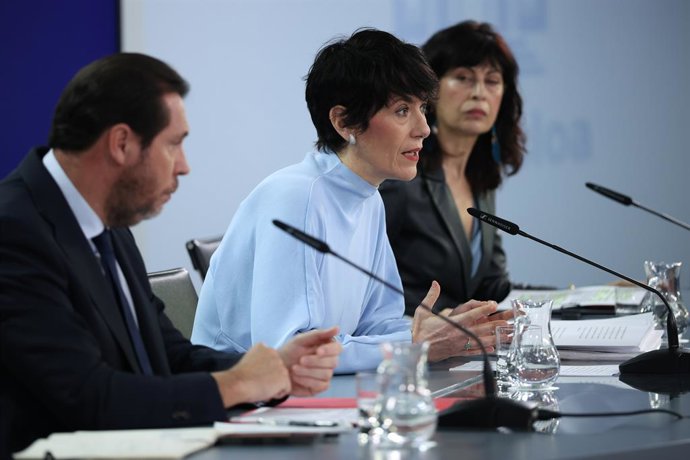 (I-D) El ministro de Transportes y Movilidad Sostenible, Óscar Puente; la ministra de Inclusión Seguridad Social y Migracioneas y portavoz del Gobierno, Elma Saiz; y la ministra de Igualdad, Ana Redondo; durante la rueda posterior al Consejo de Ministros 