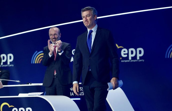 Archivo - El presidente del Partido Popular Europeo, Manfred Weber (I), y el presidente del PP, Alberto Núñez Feijóo (D), en la clausura del congreso del Partido Popular Europeo (PPE), a 30 de abril de 2025, en Valencia, Comunidad Valenciana (España). El 