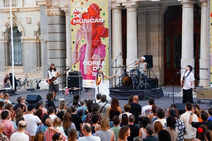 Una de las actuaciones de La Mar de Músicas en la plaza del Ayuntamiento de Cartagena