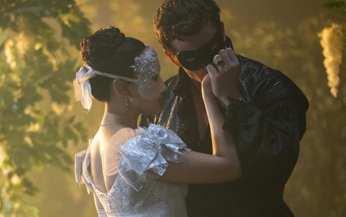 El final de Los Bridgerton 4x04, explicado: ¿Descubre Benedict quién es la Dama Plateada?