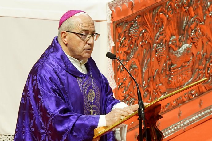 El arzobispo de Huelva, Santiago Gómez Sierra durante la misa funeral en memoria de las 45 personas fallecidas en el accidente ferroviario de Adamuz (Córdoba). A 29 de enero del 2026 en Huelva, España.