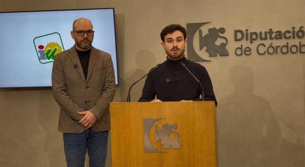 El diputado de IU en la Diputación de Córdoba José Manuel Cobo (dhca.) y el alcalde de Carcabuey y responsable provincial del Área Institucional de IU Córdoba, Juan Miguel Sánchez.