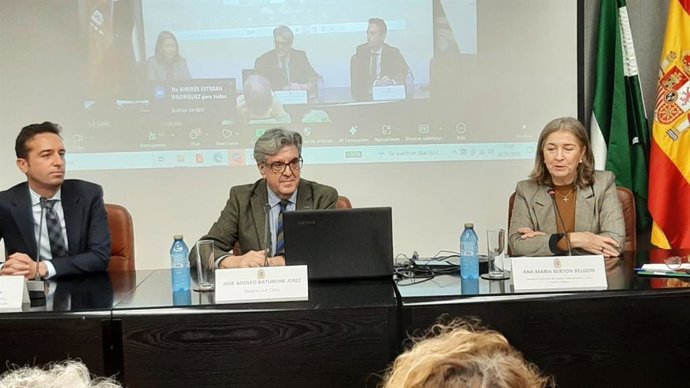 El director general de Justicia Juvenil y Cooperación, Esteban Rondón, junto a la delegada territorial de Justicia en Cádiz, Ana Bertón.