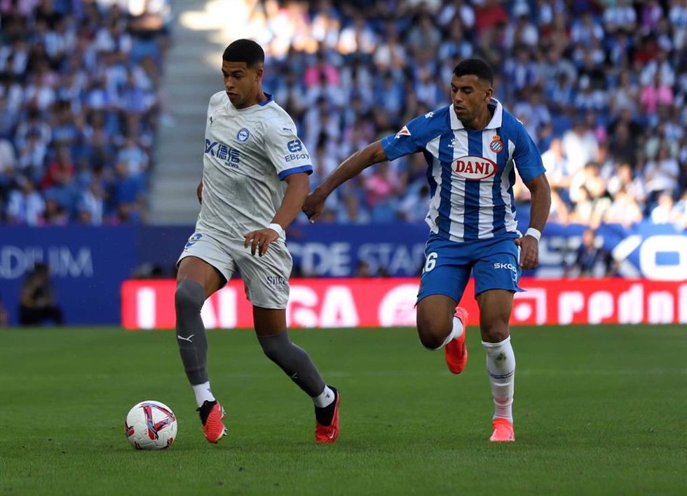 Archivo - Walid Cheddira (Espanyol) y Santiago Mouriño Alavés) luchan por el balón durante el partido de LaLiga EA Sports entre Espanyol y Deportivo Alavés en el RCDE Stadium