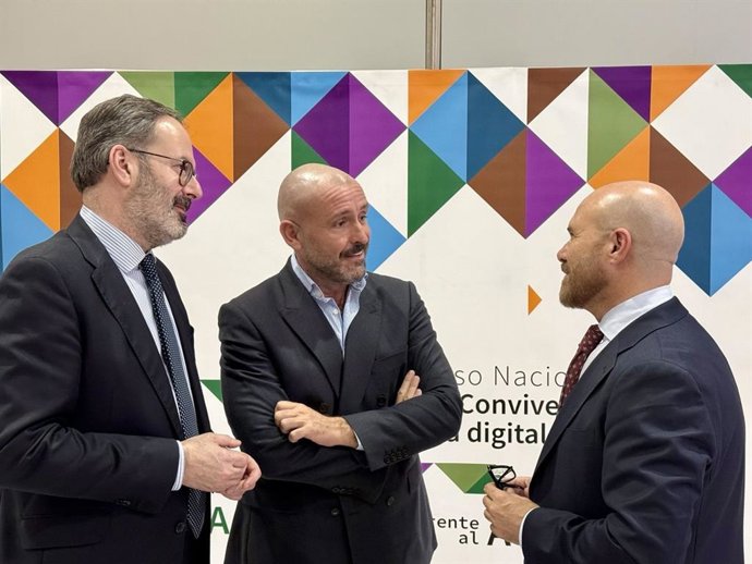 El vicesecretario de Educación e Igualdad del PP, Jaime de los Santos (en el centro), en el Congreso Nacional para la Convivencia en la Era Digital: 'Andalucía frente al acoso', celebrado en Córdoba.