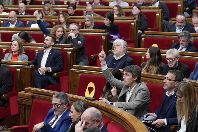 Votación en el hemiciclo durante una sesión del pleno en el Parlament, a 29 de enero de 2026, en Barcelona, Cataluña (España). Continúa la sesión iniciada ayer en la que Albert Dalmau, en funciones de presidente, comparecía en el pleno del Parlament a pet