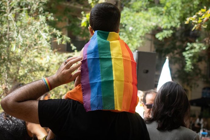 Archivo - Varias personas durante una concentración de entidades LGTBI,