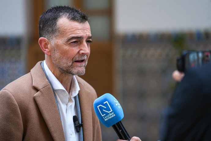 El coordinador federal de IU y candidato de Por Andalucía a la Presidencia de la Junta, Antonio Maíllo atiende a los medios antes del comienzo del pleno de hoy en el Parlamento de Andalucía, A 29 de enero de 2025 en Sevilla, Andalucía (España). El Pleno e