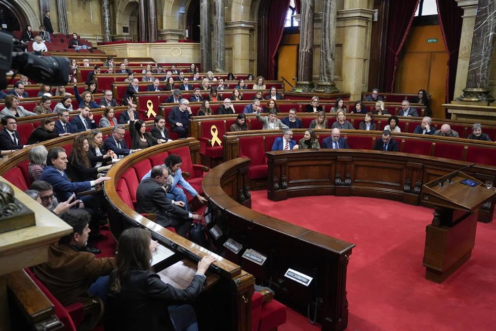 Votación en el hemiciclo durante una sesión del pleno en el Parlament, a 29 de enero de 2026, en Barcelona, Cataluña (España). Continúa la sesión iniciada ayer en la que Albert Dalmau, en funciones de presidente, comparecía en el pleno del Parlament a p