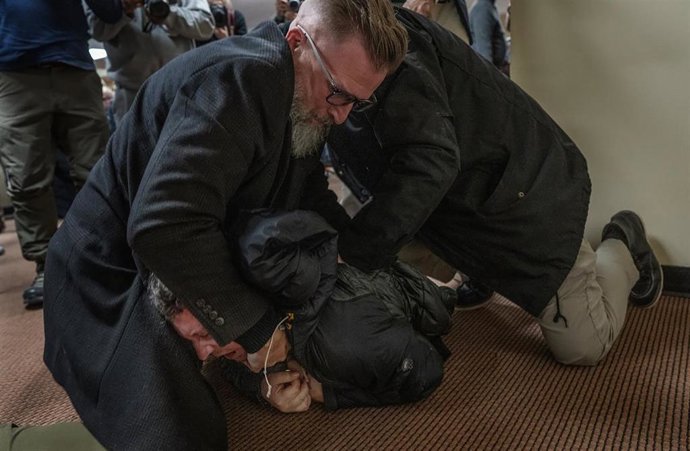 Un hombre siendo reducido tras atacar a la congresista demócrata Ilhan Omar