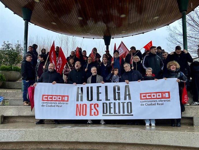 Concentración el Paseo de San Gregorio de Puertollano (Ciudad Real) en protesta por la detención de 16 trabajadores de empresas auxiliares.