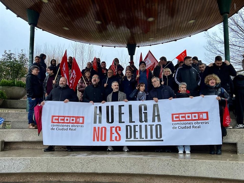Concentración el Paseo de San Gregorio de Puertollano (Ciudad Real) en protesta por la detención de 16 trabajadores de empresas auxiliares.