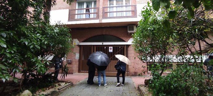 Bloque de la Calle Villa de Rota donde ha sucedido el crimen del padre sobre su hija, en Córdoba. A 27 de enero de 2026.