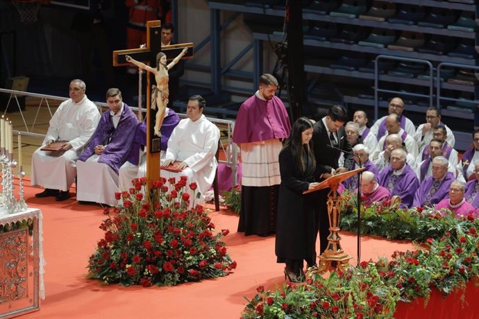 Liliana Sáenz, filha de uma das vítimas de Huelva do acidente de Adamuz, participa na missa fúnebre juntamente com seu irmão Fidel em nome de todas as vítimas.