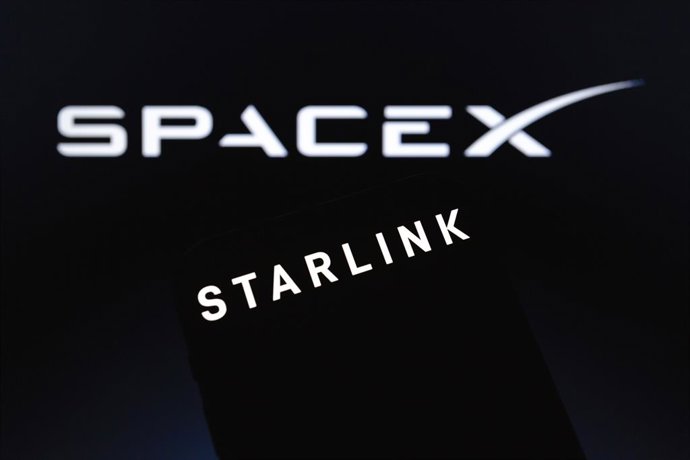 Archivo - Arquivo - 11 de outubro de 2024, Assunção, Paraguai: O logotipo da Starlink é exibido em um smartphone com o logotipo da SpaceX ao fundo. A Starlink é uma divisão da SpaceX.