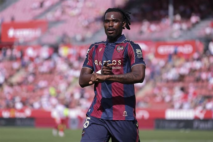 Archivo - Goduine Koyalipou, en un partido con el Levante UD.
