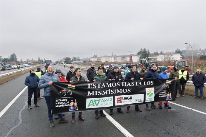 Agricultores cortan la N-111 en Albelda dentro de las jornada de reivindicación del sector