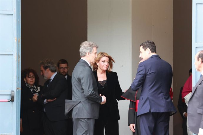 El presidente de la Junta de Andalucía, Juanma Moreno, junto a el presidente del PP, Alberto Nuñez Feijóo, a la llegada a la misa funeral en memoria de las 45 personas fallecidas en el accidente ferroviario de Adamuz (Córdoba). A 29 de enero del 2026 en H