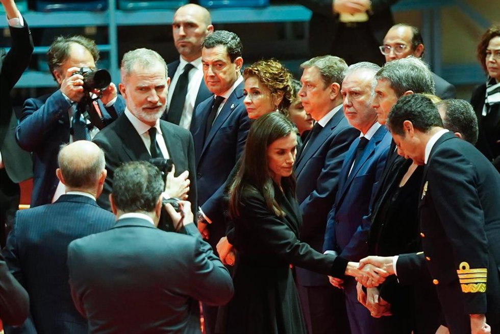 El Rey Felipe VI y la Reina Letizia saludan a las autoridades en la misa funeral celebrada en Huelva en memoria de las 45 personas fallecidas en el accidente ferroviario de Adamuz (Córdoba). 