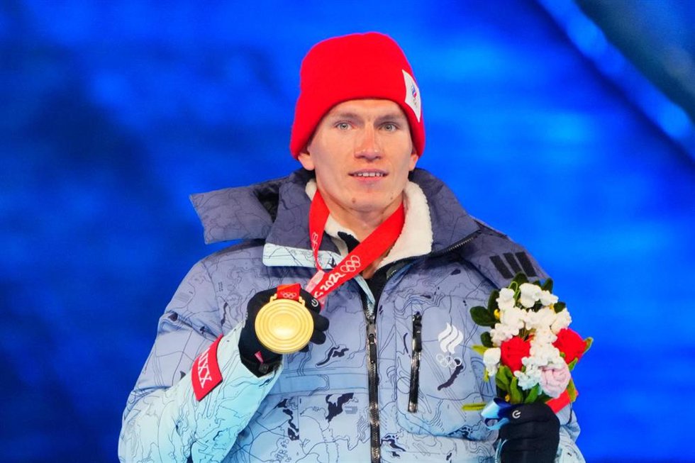 Archivo - Alexander Bolshunov, con una medalla de oro olímpica.