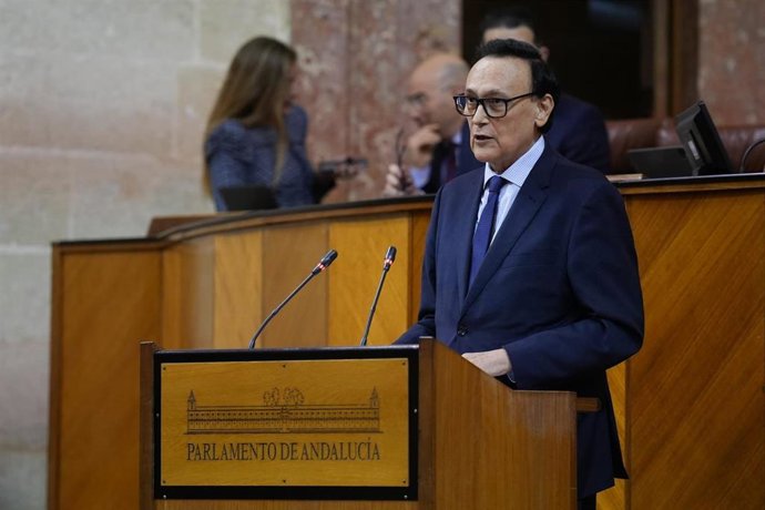 El consejero de Universidad, Investigación e Innovación de la Junta de Andalucía, José Carlos Gómez Villamandos, interviene en el Pleno del Parlamento andaluz.