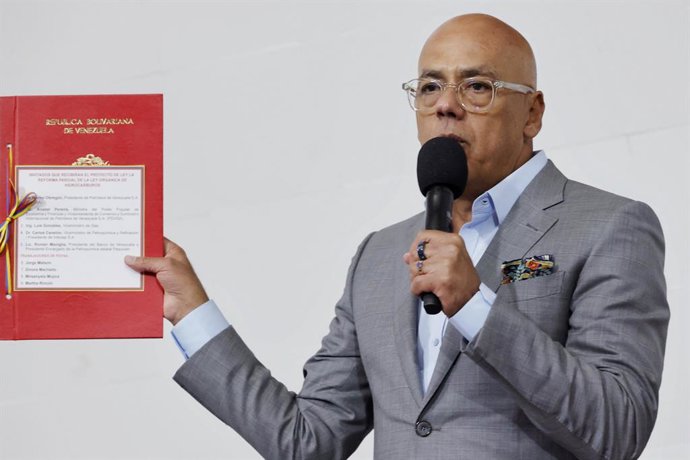 CARACAS, Jan. 29, 2026  -- Jorge Rodriguez, President of the National Assembly, holds documents related to the reform of hydrocarbons law, in Caracas, capital of Venezuela, Jan. 29, 2026. Venezuela's National Assembly on Thursday passed a partial reform o