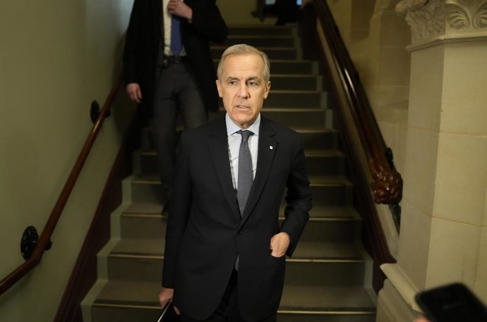 28 de janeiro de 2026, Ottawa, Ontário, Canadá: O primeiro-ministro Mark Carney fala brevemente com a mídia antes de participar de uma reunião do partido no Parlamento em Ottawa, quarta-feira, 28 de janeiro de 2026.