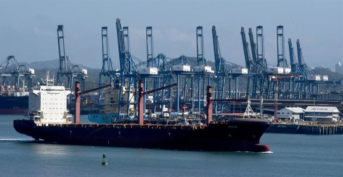 Archivo - Carga y descarga de contenedores a bordo de buques en la terminal portuaria de la empresa CK Hutchinson, con sede en Hong Kong, cerca del extremo del océano Pacífico del canal de Panamá